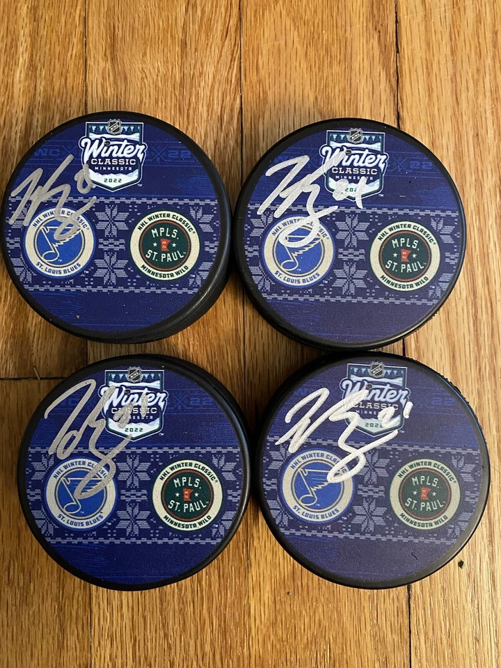 TYLER BOZAK ST. LOUIS BLUES Autógrafo Firmado 2022 Clásico de Invierno Puck Bas Foto 1 de 1