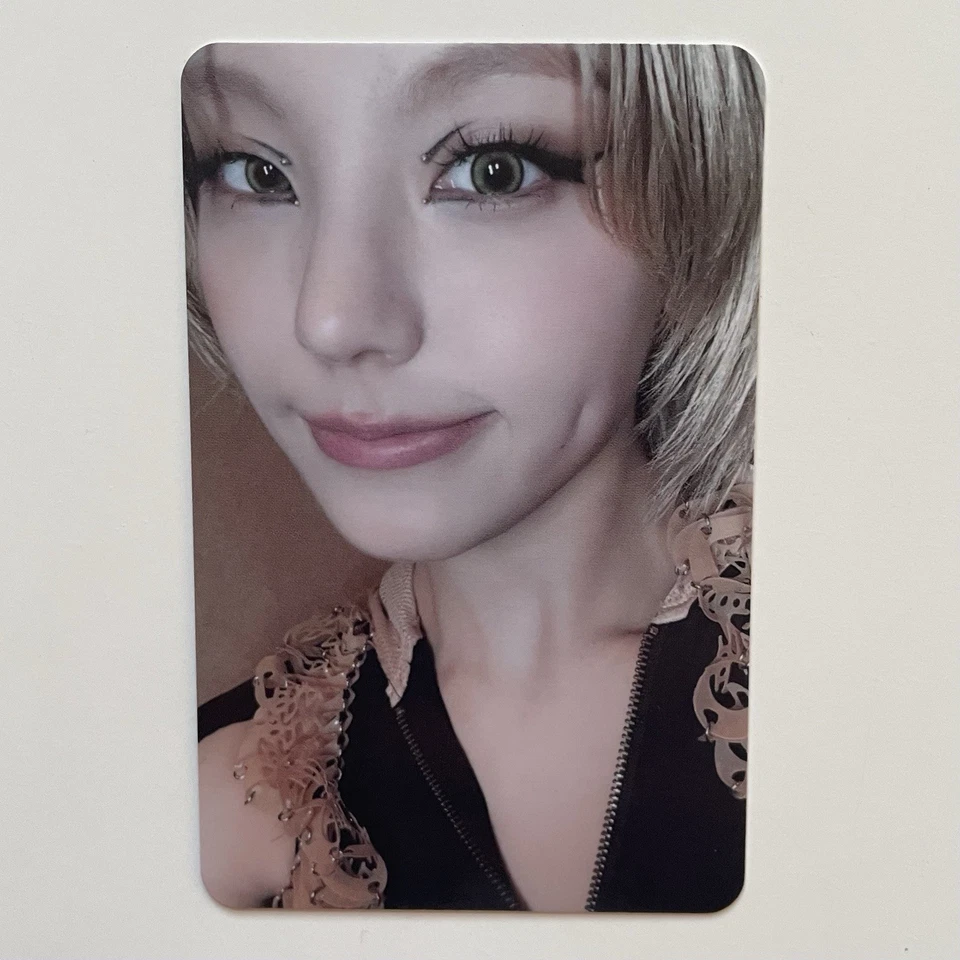 Itzy Tunnel Vision Special Edition Ver Official Yeji Pre Order Photocard - Image 1 of 1