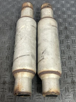 Пара неоригинальных резонаторов 2003-04 Ford Mustang SVT Cobra — CUT 281 - Изображение 1 из 4