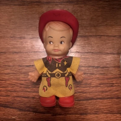 Muñeca de colección Hee Wee Cowboy Pee Wee Uneeda Tiny He-Man con sombrero de vaquero Hong Kong  Foto 1 de 4