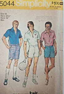 Pantaloncini e top uomo Simplicity 5044 taglia 44 taglio completo 1972 - Foto 1 di 8