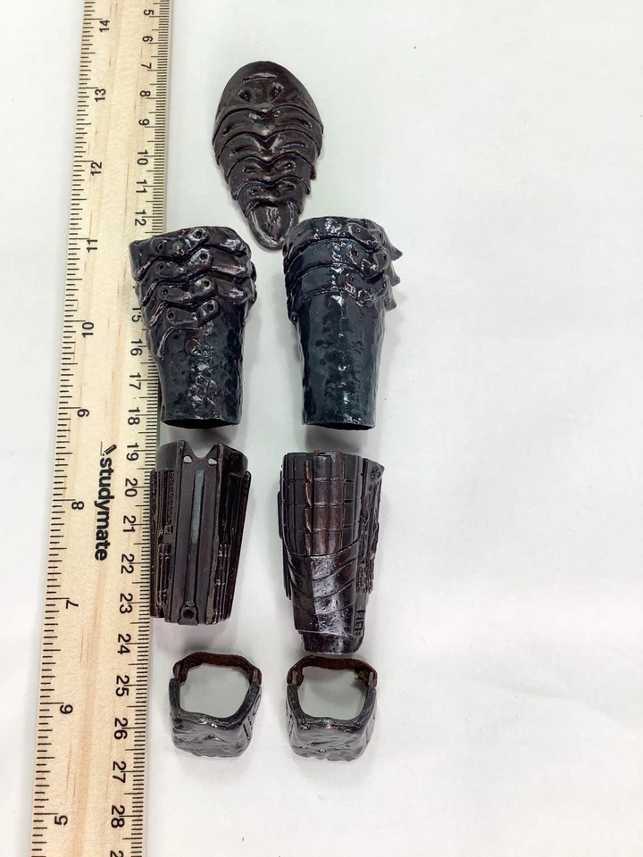 1/6 Hot Toys Predator Armour Set 7 - Image 1 of 1