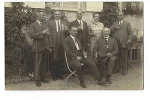 ¿Holandés? Foto de grupo familiar postal RPPC brindando sin sonreír años 30 - Imagen 1 de 2