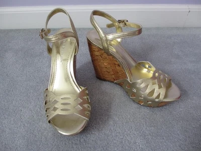 Sandalias de cuña BCBGeneration Paulina talla 6 metálicas doradas nuevas Foto 1 de 4