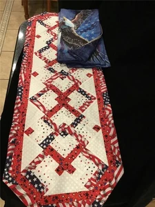 GESTEPPTE patriotische Tischläufer KISSENBEZÜGE MENGE ADLER FLAGGEN 40" LG 4. JULI - Bild 1 von 15