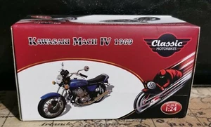 Kawasaki Mach 1V 1969 Classic Motorbike 1-24 Scale New in Case Atlas - Picture 1 of 4