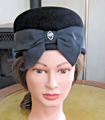 Sombrero Cloche de Terciopelo Negro Años 40 50 De Colección con Estrás ~Cinta~ Prendedor de Sombrero Foto 1 de 4