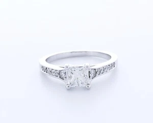 Anillo de acento banda de graduado de oro blanco de 18 quilates princesa con diamantes naturales E/VS2 1,4 quilates - Imagen 1 de 4