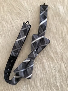 APT 9 Fliege schwarz-grau kariert vorgebunden verstellbarer Hals 14,5-20”, 4,75”x2” - Bild 1 von 5