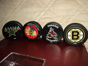(4) NHL Hockey Pucks With (1) Case-Stars-Blackhawks-Coyotes-Bruins - Picture 1 of 3