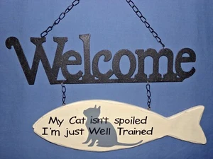 Letrero de bienvenida de gato Mi gato no está mimado, solo estoy bien entrenado - Aspecto usado vintage - Imagen 1 de 6