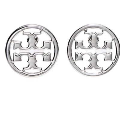 Дизайнерские серебряные серьги-гвоздики TORY BURCH Miller с круглым круглым вырезом логотипом «T» - Изображение 1 из 4