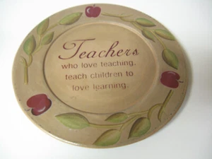 PLATO COLECCIONABLE - PROFESORES QUE AMAN ENSEÑAR - SABRINA WINGREN - ARTÍCULOS DE MADERA - Imagen 1 de 2