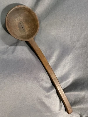 Cucharón de madera tallado primitivo antiguo de campo GRANDE Foto 1 de 4