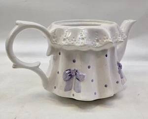 Tetera maceta cerámica Teleflora efecto encaje blanco y morado - Imagen 1 de 5