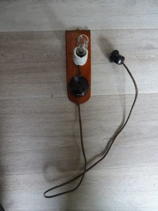Alte Werkstattlampe, Porzellanfassung, Bakelitschalter auf Holzplatte, funktion - Bild 1 von 9