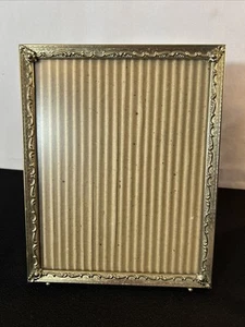 VINTAGE METAL PHOTO FRAME 8" X 10" HOLLYWOOD REGENCY MCM EASEL FOOTED GOLD TONE - Picture 1 of 14