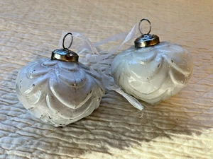 Mercury Glass Kugel Style Glitter White Christmas Tree Ornaments Set Of 2 - Imagen 1 de 5
