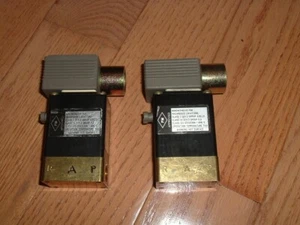 2x Burkert 1053-S001-031-00 330-C-1/8-F-BR 140psi 120V 3-Way 1/2" Solenoid Valve - Picture 1 of 5