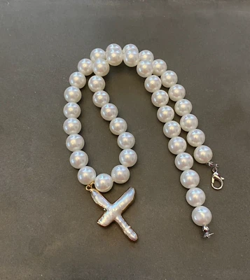 Collar de perlas blancas con cáscara grande de lujo de 10 mm con cruz barroca de agua dulce Foto 1 de 4