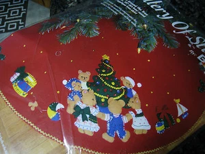 BUCILLA Christmas Felt Applique TREE SKIRT Kit,TEDDIES AROUND THE TREE,33708,34" - Picture 1 of 10