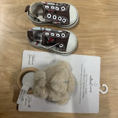 Chocalho e sapatos de bebê menino Gymboree tamanho 3 e chocalho infantil. Novo - Imagem 1 de 3