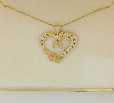 Collar de cadena de oro de 10 quilates con colgante de corazón de diamantes de oro Black Hills de 18" BHG Foto 1 de 3