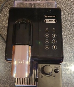 Delonghi Nespresso Lattissima EN550.B One Touch Coffee Machine, Black