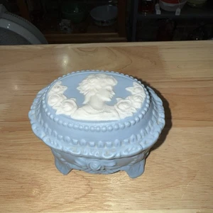 Vintage Jasperware(?) Blue Ceramic Oval Trinket Box with Victorian Cameo - Bild 1 von 8
