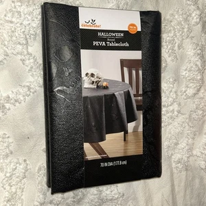 Art zu feiern Halloween PEVA Vinyl Tischdecke - 70" rund - schwarz - Totenköpfe - Bild 1 von 8