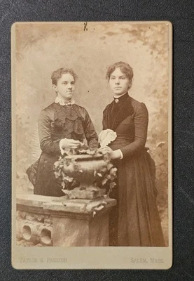 Foto antigua de tarjeta de gabinete de Salem, MA dos mujeres en maceta en forma de caldero Foto 1 de 4