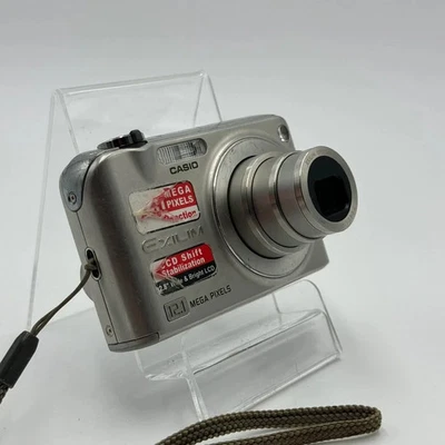 Casio Exilim EX-Z1200 Digital Camera 12.1MP – Compact Silver / Kompakte Digitalk - Bild 1 von 4