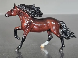 Breyer CAVA BreyerFest 2025 Event Stablemate Break Out The Bubbles Mirado Mold - Picture 1 of 16