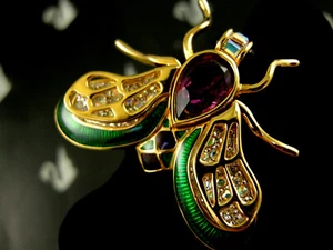 SIGNIERTE SWAROVSKI VERGOLDETE AMETHYST KRISTALL FLIEGENNADEL ~ BROSCHE NICHT MEHR ERHÄLTLICH - Bild 1 von 6