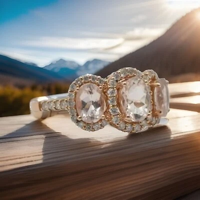 Anillo de compromiso pavé halo de diamantes de 1/2 quilate ovalado de tres piedras de oro rosa de 14 quilates Foto 1 de 4