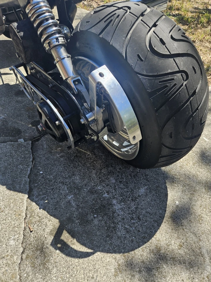 Soporte de reubicación de matrícula curvo para MOTO GUZZI V7 2008-presente Foto 1 de 4