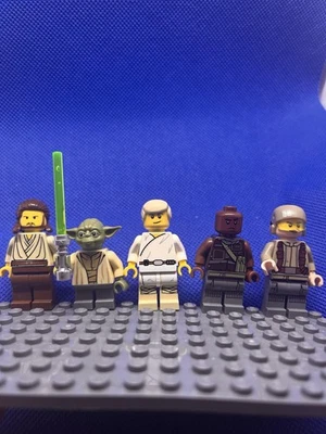 LEGO Star Wars Minifigure Lot, Yoda, Wookie, Qui-Gon, Droids And Much More - Image 1 of 4