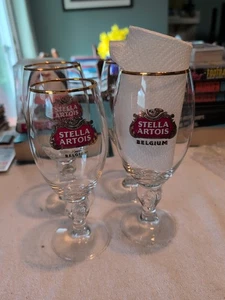 Set 4 bicchieri da vino birra Stella Artois cerchi oro Belgio alti 8,5" e 8" - Foto 1 di 2