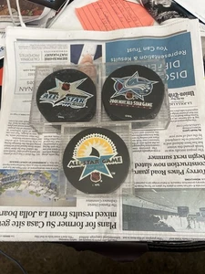3 dischi 1997 NHL ALL STAR GAME San Jose NHL PUCK 1999 Tampa Bay 2001 Colorado - Foto 1 di 2