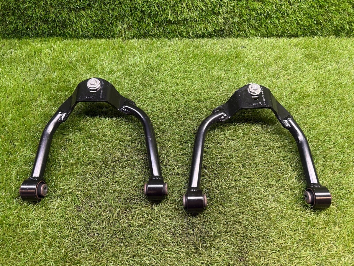 Juego De 2 Brazos De Control Superiores Delanteros Con Rótula - Para Nissan 350Z E Infiniti G35 (2003-2009)