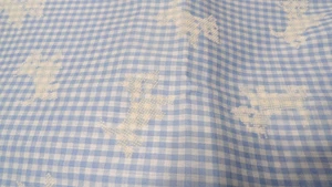 Blauer Gingham/Karo Stoff mit beflocktem weißen Hund ?Scottie? Baumwolle/Mischung 21/2 Jahre - Bild 1 von 1