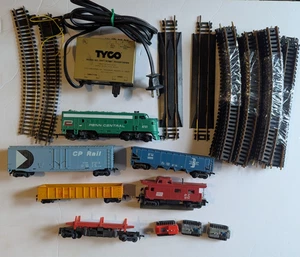 Vintage Tyco HO Scale Train Set Locomotives Cars Track - Picture 1 of 14