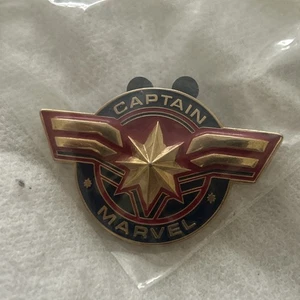 Disneyland Paris - Captain Marvel - Flying Star Crest Logo Pin - Bild 1 von 2