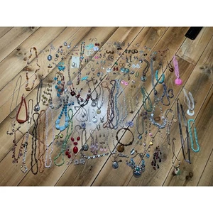 HUGE lot of vintage to now jewelry & Costume Jewerly.Necklaces. Earrings Pins. - Picture 1 of 15