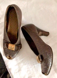 1940s Vintage Brown Leather Pump Shoes with Wood Details, Size 6 - Picture 1 of 7