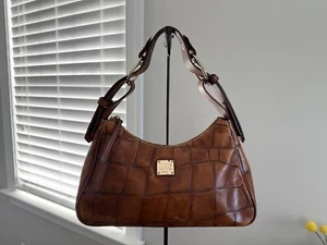 Borsa a tracolla vintage Dooney & Bourke Hobo pelle coccodrillo goffrata marrone britannico - Foto 1 di 7