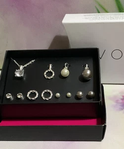 AVON ARLETTE GIFT SET NECKLACE WITH 4 INTERCHANCHANGEABLE PENDANTS &4 EARRINGS - Picture 1 of 8