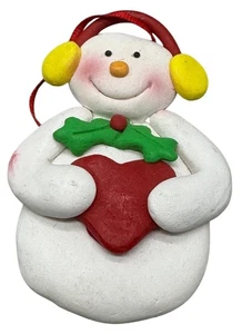 Handgefertigte Weihnachten Ton Schneemann hält rotes Herz Ornament 3" hoch LESEN - Bild 1 von 5
