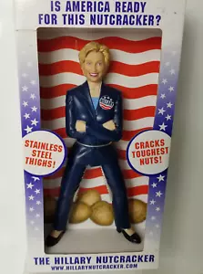 Nussknackerpuppe Hillary Clinton Edelstahl Oberschenkel USA 2007 OVP - Bild 1 von 8