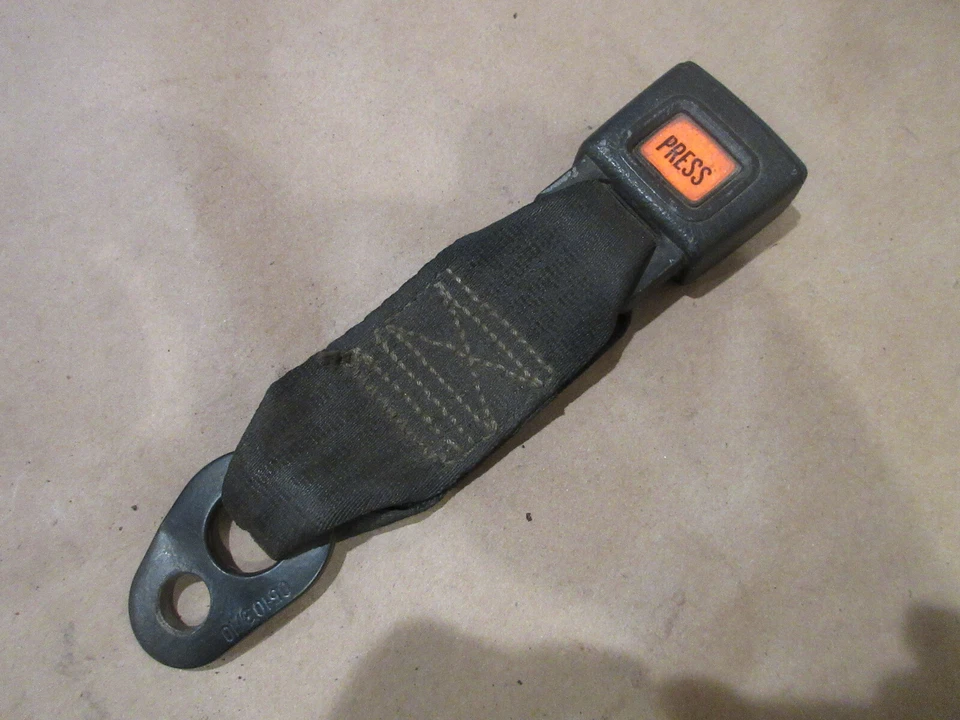 法拉利 Mondial 3.2,Mondial t- 后座皮带扣 -P/N 61245500 — 第 1/4 张图片